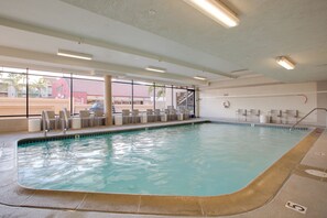 Una piscina cubierta, una piscina al aire libre