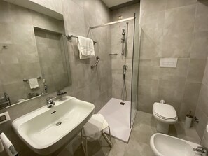 Douche à « effet pluie », sèche-cheveux, bidet, serviettes fournies