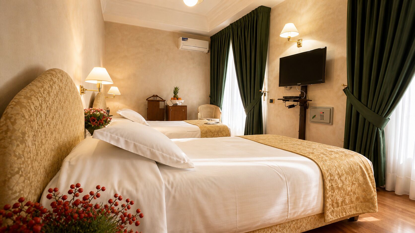 Comfort Room | Minibar, in-room safe, desk, laptop workspace