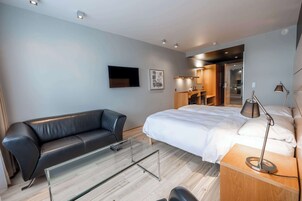 Superior Room | Hypo-allergenic bedding, minibar, in-room safe, desk