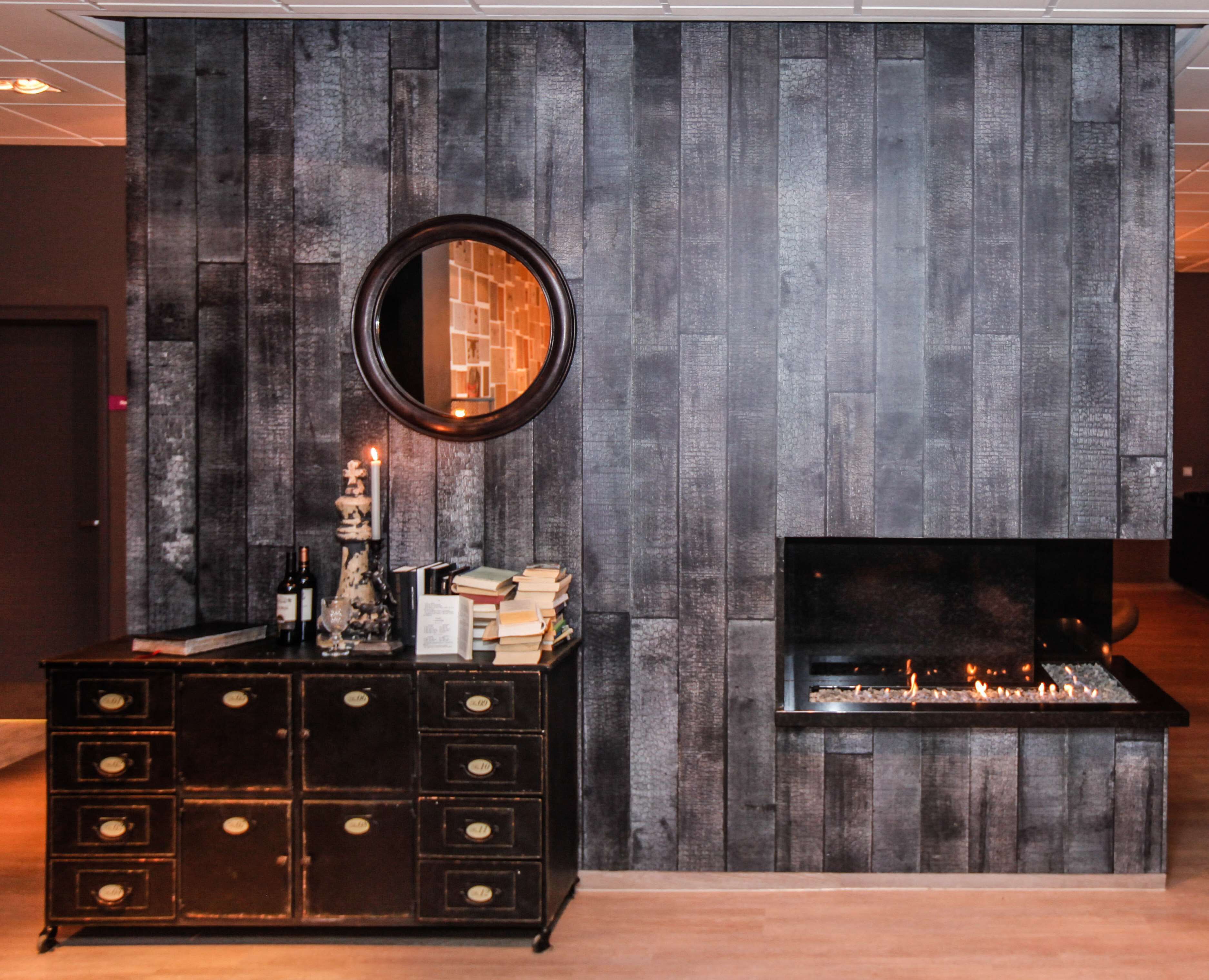 breakfast, lunch, dinner served; international cuisine