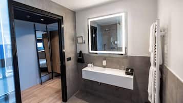 Superior Room | Bathroom | Shower, eco-friendly toiletries, hair dryer, towels
