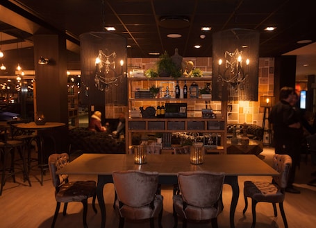 Se sirven desayunos, almuerzos y cenas; cocina internacional. Park Inn by Radisson Reykjavik Keflavik Airport