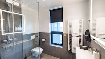 Superior Room | Bathroom | Shower, eco-friendly toiletries, hair dryer, towels