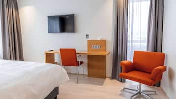 Room (Guest) | Hypo-allergenic bedding, minibar, in-room safe, desk