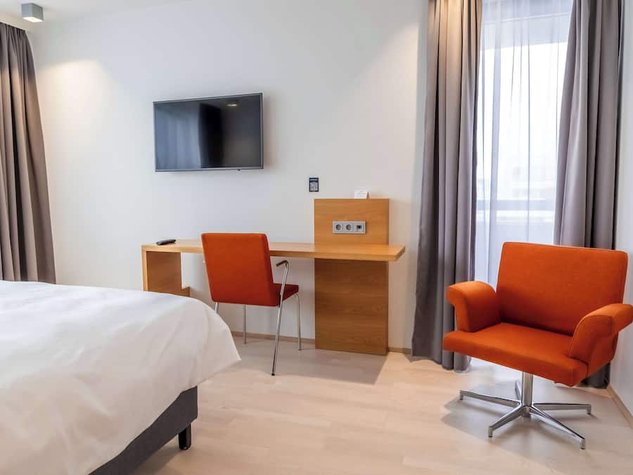 Kamer (Guest) | Hypoallergeen beddengoed, een minibar, een kluis op de kamer, een bureau