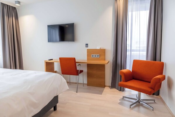 Quarto (Guest) | Roupas de cama antialérgicas, frigobar, cofres nos quartos, escrivaninha
