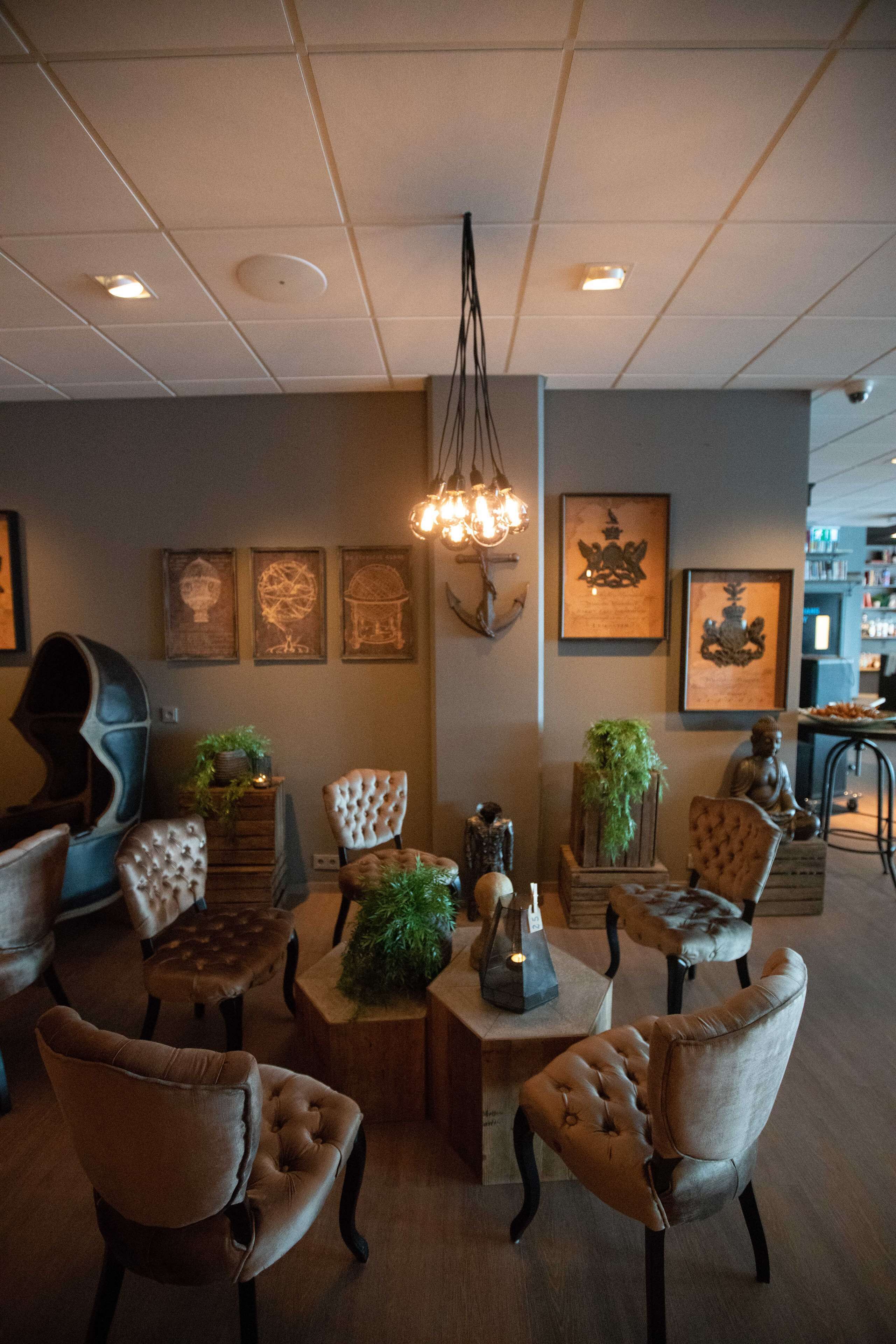 breakfast, lunch, dinner served; international cuisine