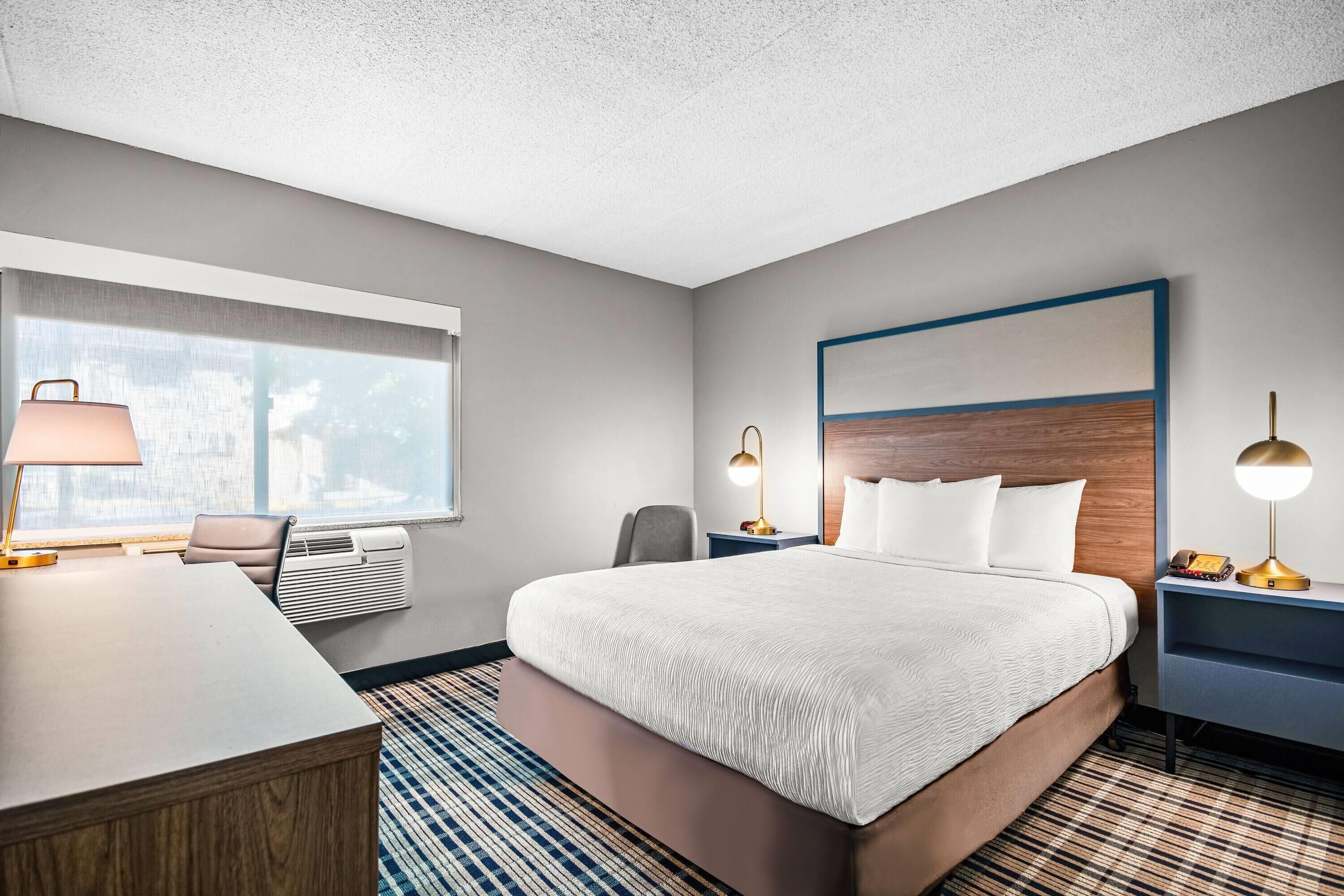 1 Queen Bed, Mobility Accessible Room, Bathtub w/ Grab Bars, Non-Smoking | Desk, soundproofing, iron/ironing board, free WiFi