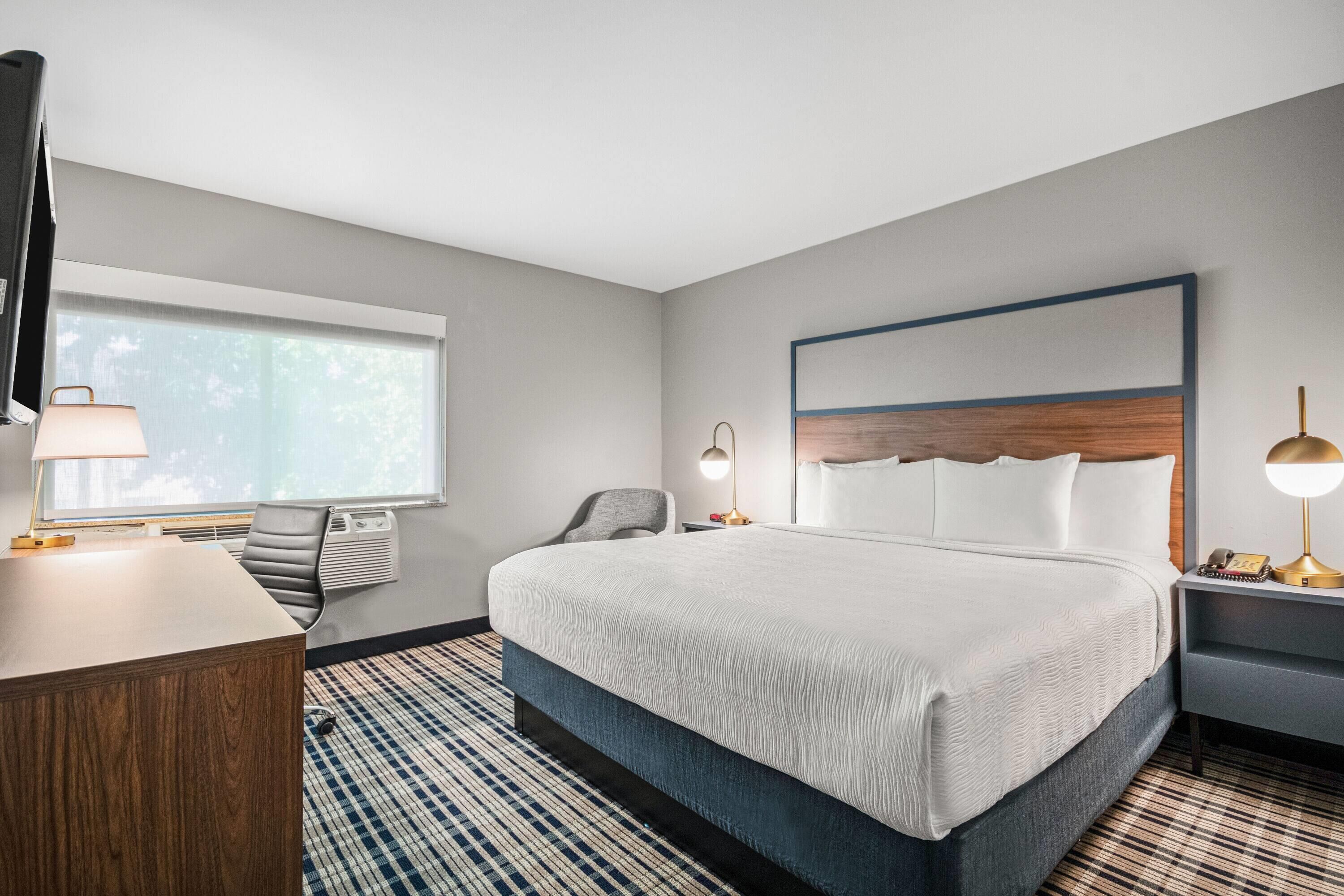 1 King Bed, Non-Smoking | Desk, soundproofing, iron/ironing board, free WiFi