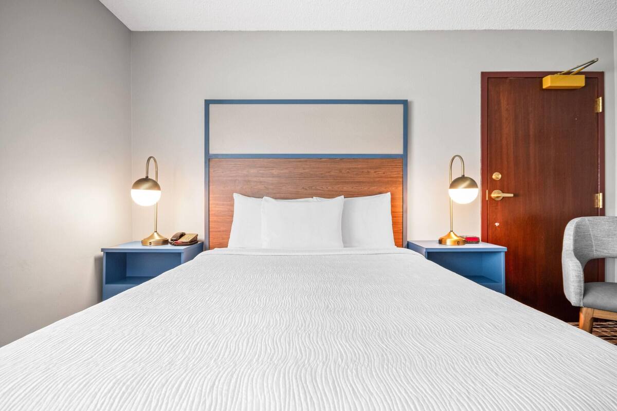 Habitació, 1 llit de matrimoni, accessible, no fumadors | Escriptori, habitacions insonoritzades i planxa i posts de planxar