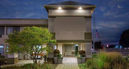 Super 8 by Wyndham Beloit