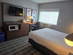 1 Queen Bed, Mobility Accessible Room, Bathtub w/ Grab Bars, Non-Smoking | Private kitchen