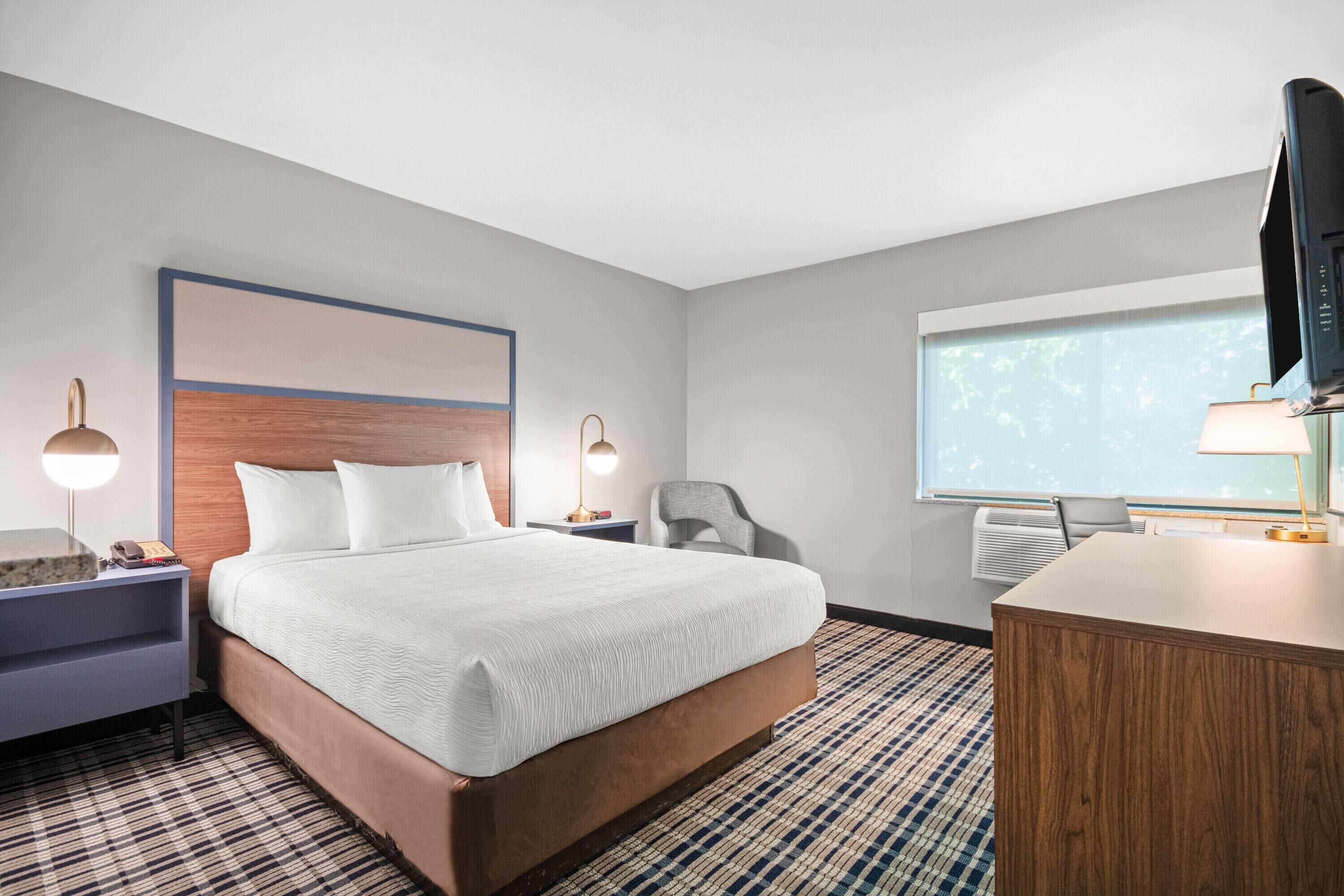 1 Queen Bed, Non-Smoking | Desk, soundproofing, iron/ironing board, free WiFi