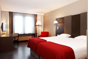 Minibar, két bảo mật tại phòng, bàn 