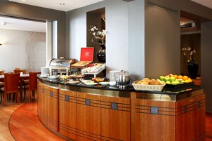 Se ofrece un desayuno bufé todos los días (por un coste adicional)