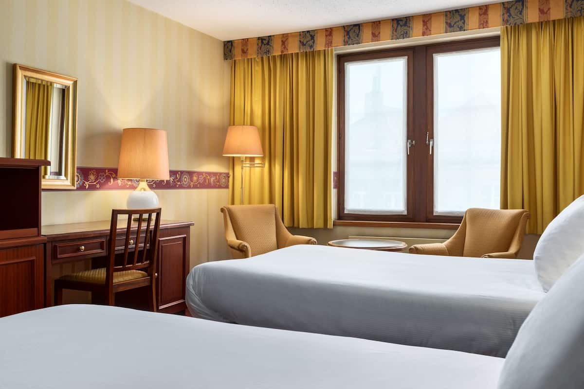 Minibar, két bảo mật tại phòng, bàn