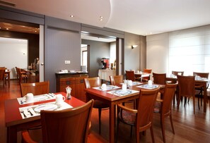 Bữa sáng buffet hàng ngày với phụ phí nhỏ 