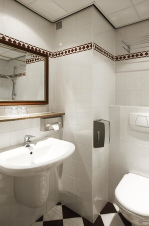 Rainfall showerhead, eco-friendly toiletries, hair dryer, towels - NH Mechelen (Mechelen)