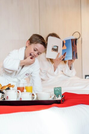 迷你吧、房內夾萬、書桌、遮光窗簾/窗簾