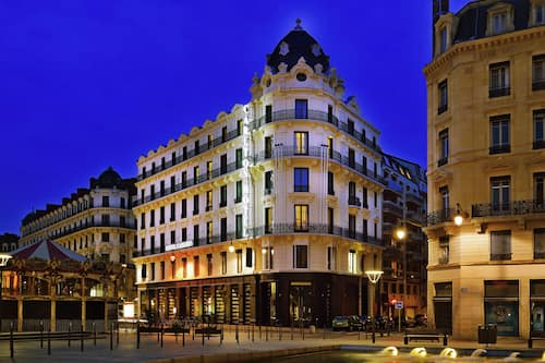 Front of property – evening/night