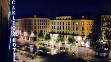 Suite Junior, 1 letto king, vista (Republic Square view) | Vista dalla camera