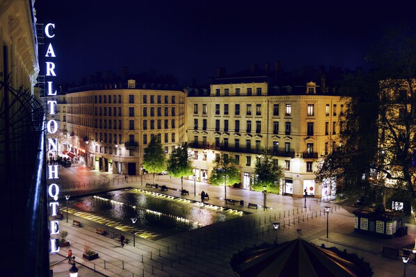 Junior suite, 1 kingsize bed, uitzicht (Republic Square view) | Kameruitzicht