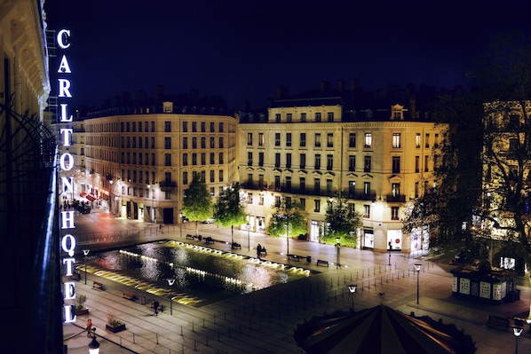 Junior-Suite, 1 King-Bett (Republic Square view) | Ausblick vom Zimmer