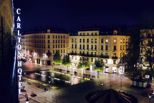 小型套房, 1 张特大床, 景观 (Republic Square view) | 客房景观