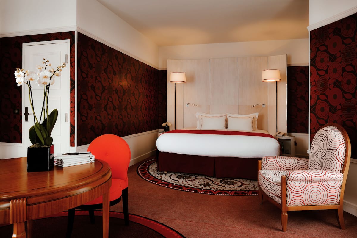 Junior Suite, 1 Katil Raja (King) (Republic Square view) | Bar mini, peti besi dalam bilik, meja, langsir/tirai gelap terus