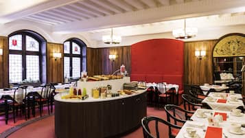 Petit déjeuner composé de spécialités régionales (28 EUR par personne)
