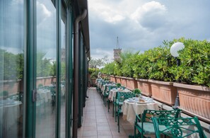 Daily to-go breakfast (EUR 12 per person)