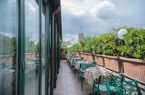 Daily to-go breakfast (EUR 12 per person)