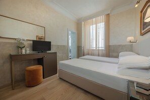 Habitación doble | Minibar, caja fuerte, escritorio y sistema de insonorización
