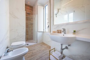 Double Room | Bathroom | Eco-friendly toiletries, hair dryer, bidet, towels - Hotel Palladium Palace (Rome)