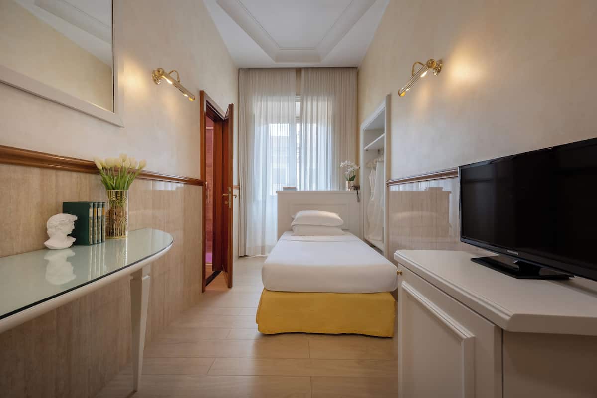 Minibar, caja de seguridad en la habitación y escritorio