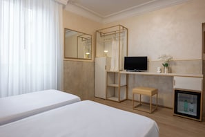Double Room | Minibar, in-room safe, desk, soundproofing - Hotel Palladium Palace (Rome)