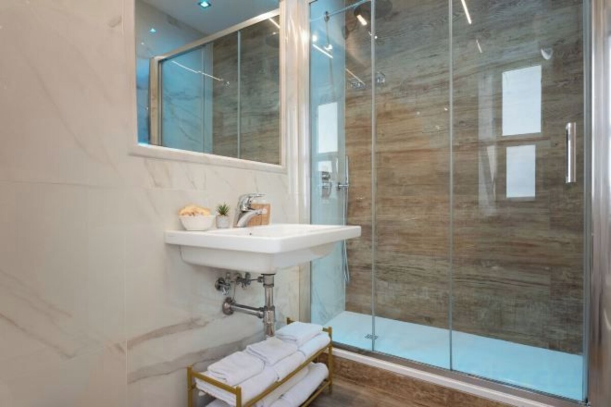 Salle de bain | Articles de toilette (gratuits), séchoir à cheveux, bidet