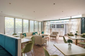 Daily to-go breakfast (EUR 12 per person)