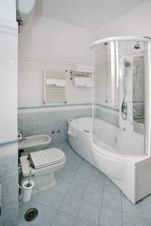 Junior Suite | Bathroom | Eco-friendly toiletries, hair dryer, bidet, towels