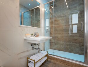 Triple Room | Bathroom | Eco-friendly toiletries, hair dryer, bidet, towels - Hotel Palladium Palace (Rome)