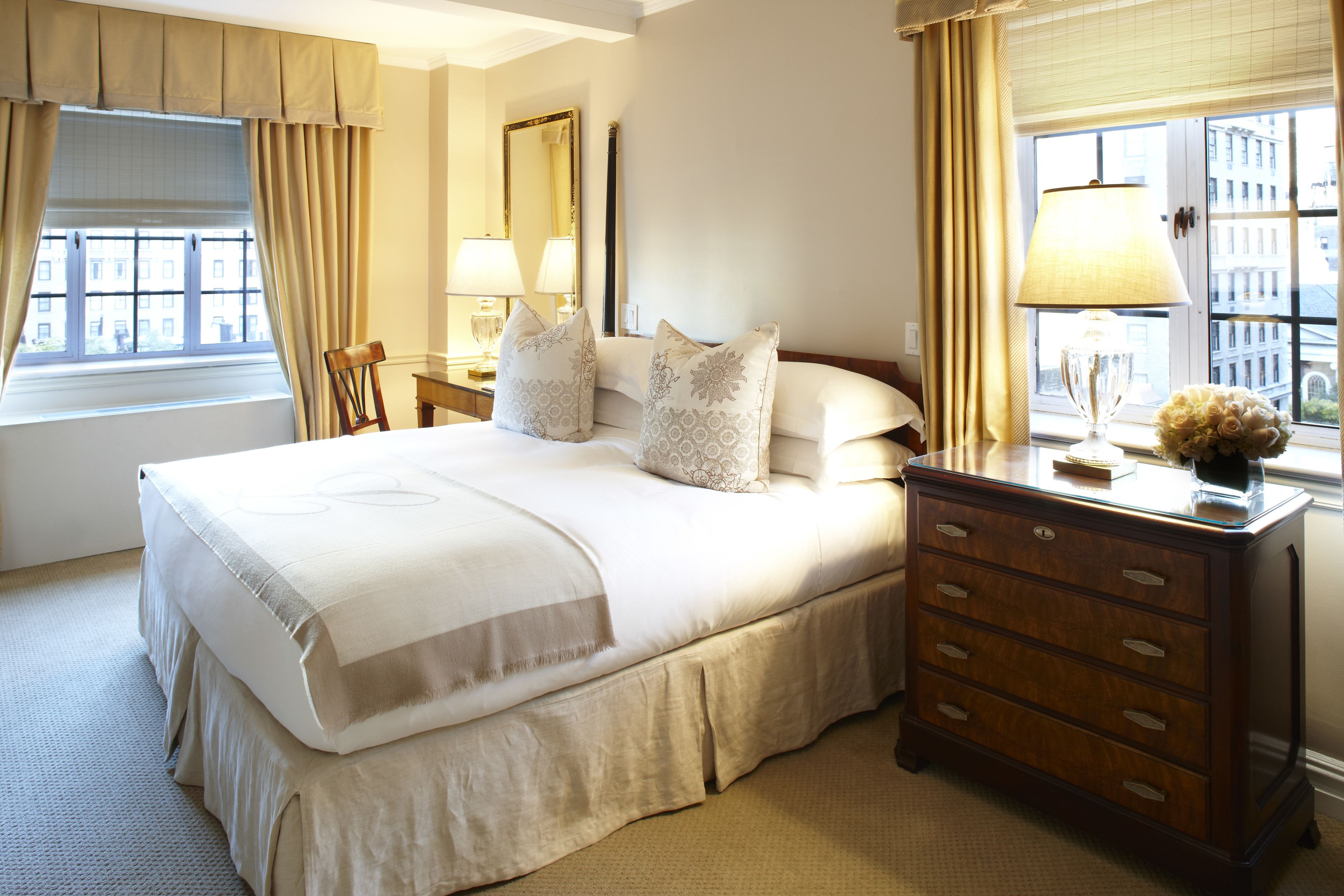 deluxe suite, 1 bedroom | frette italian sheets, premium bedding, down duvets, minibar