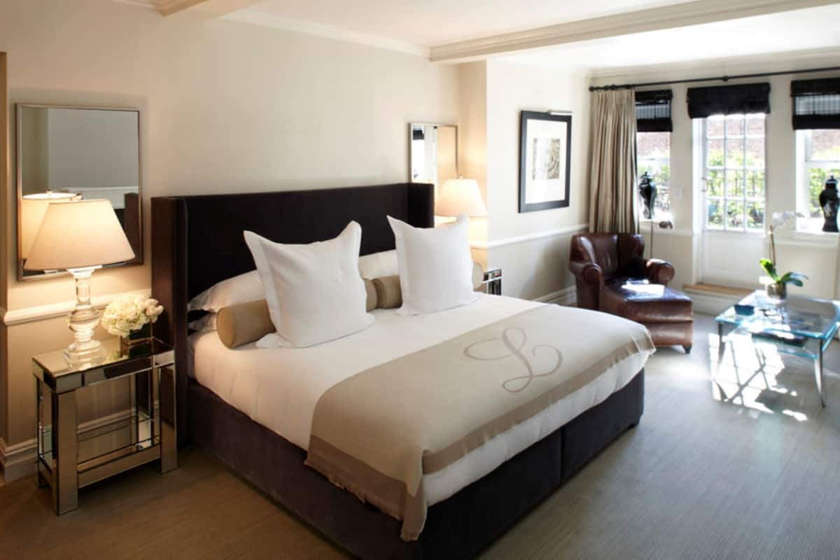 Frette Italian sheets, premium bedding, down duvets, minibar