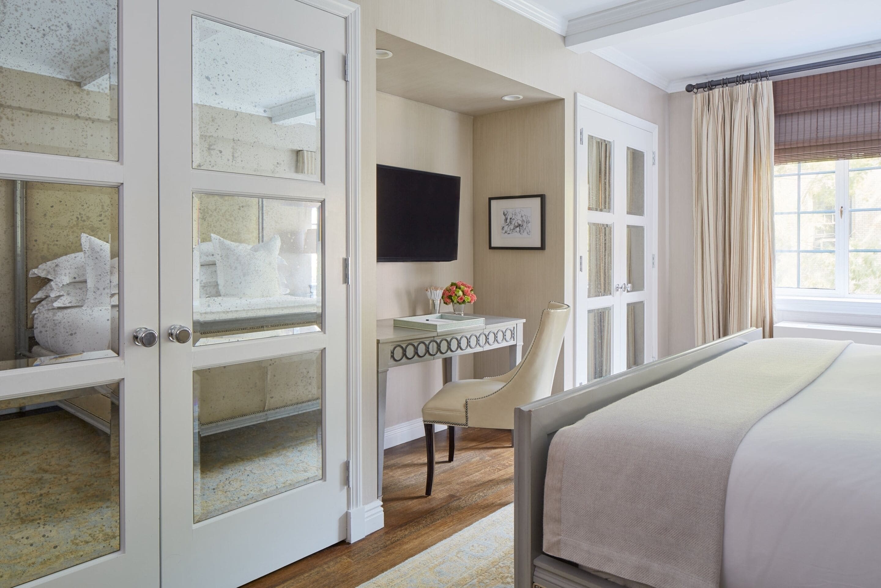 Un dormitorio con una cama, un escritorio y una silla.