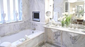 Badewanne, Designer-Toilettenartikel, Haartrockner, Bademäntel
