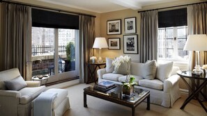 Suite (Manhattan) | Living area | Flat-screen TV, iPod dock, pay movies