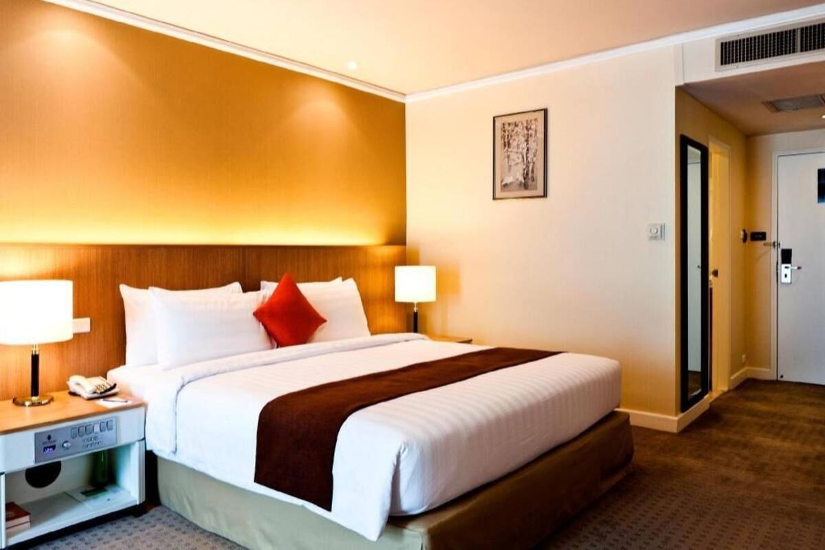 In-room safe, desk, blackout drapes, soundproofing
