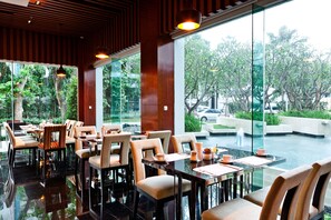 4 restaurants servant le déjeuner, spécialités Cuisine internationale