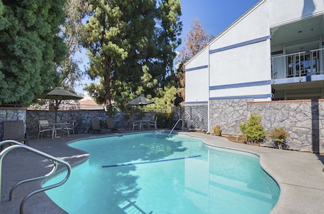 Una piscina al aire libre