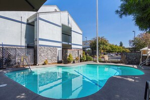 Outdoor pool - Quality Inn Fresno Yosemite Airport (Fresno)